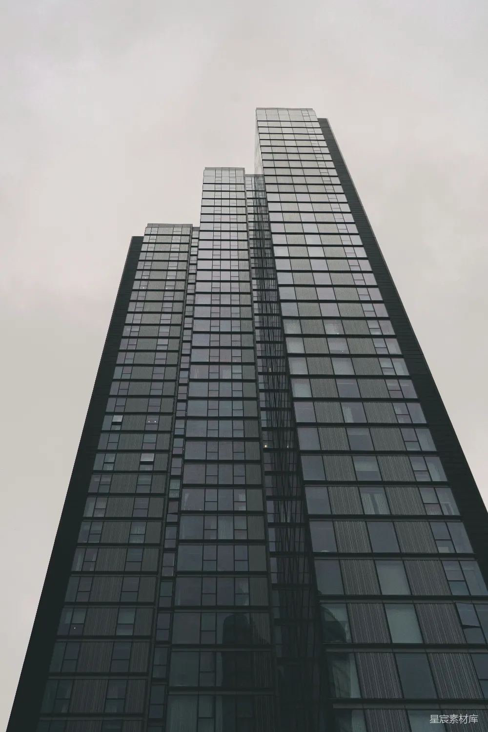 高清摄影  一座非常高大的建筑物，窗户非常多。