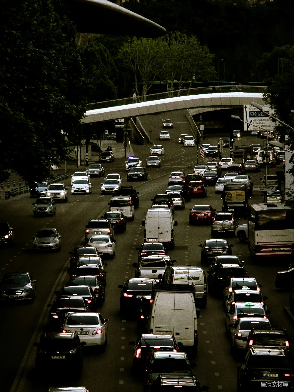 高清摄影  一排停在街道上的汽车。