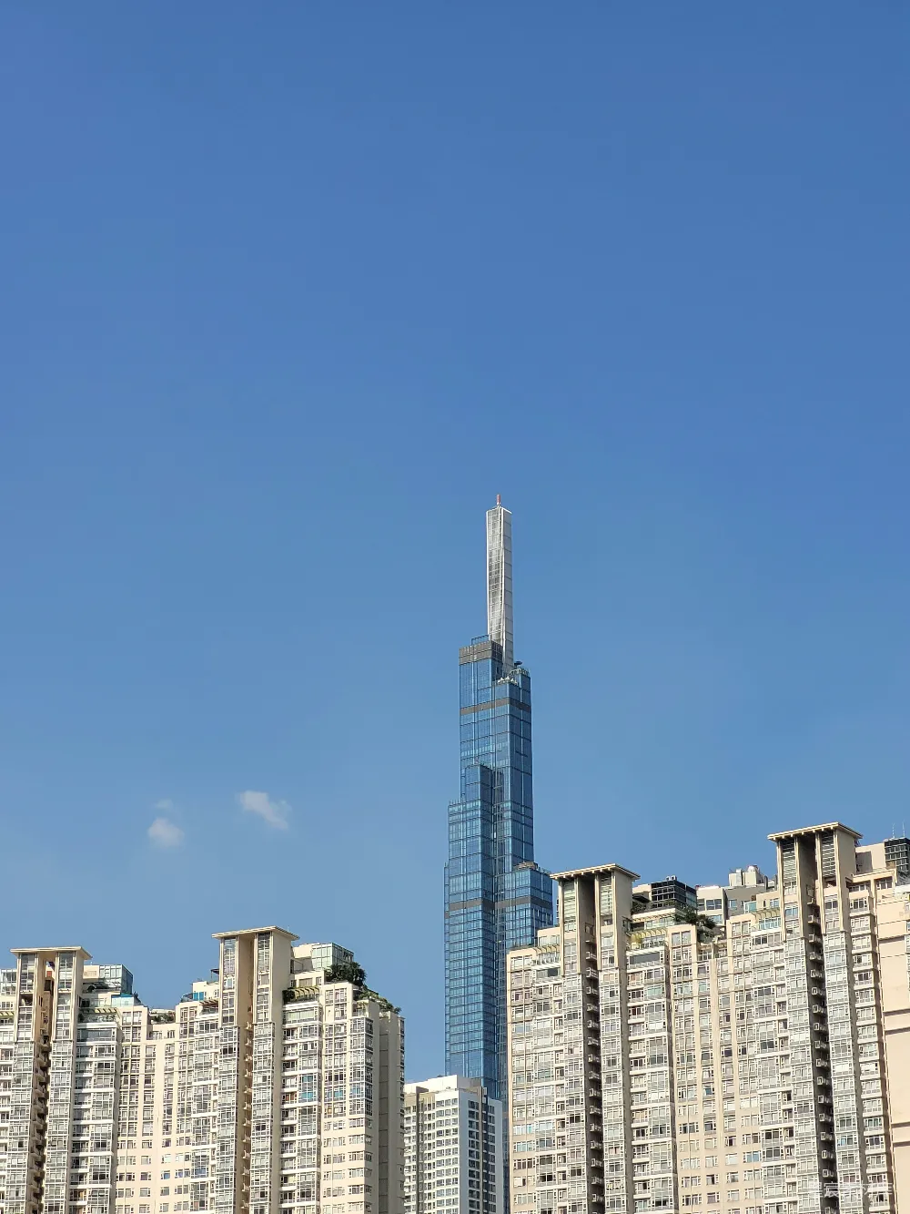 一座高耸的建筑物矗立在满是高楼的城市中