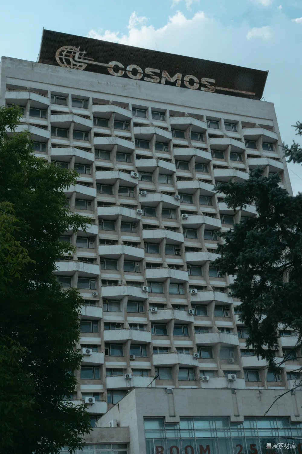 高清摄影  多层建筑顶部有一个大的“cosmos”标志。