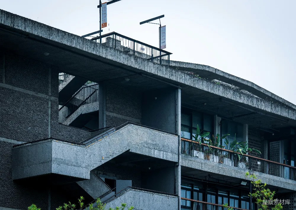高清摄影  粗野主义建筑，带有混凝土楼梯和阳台