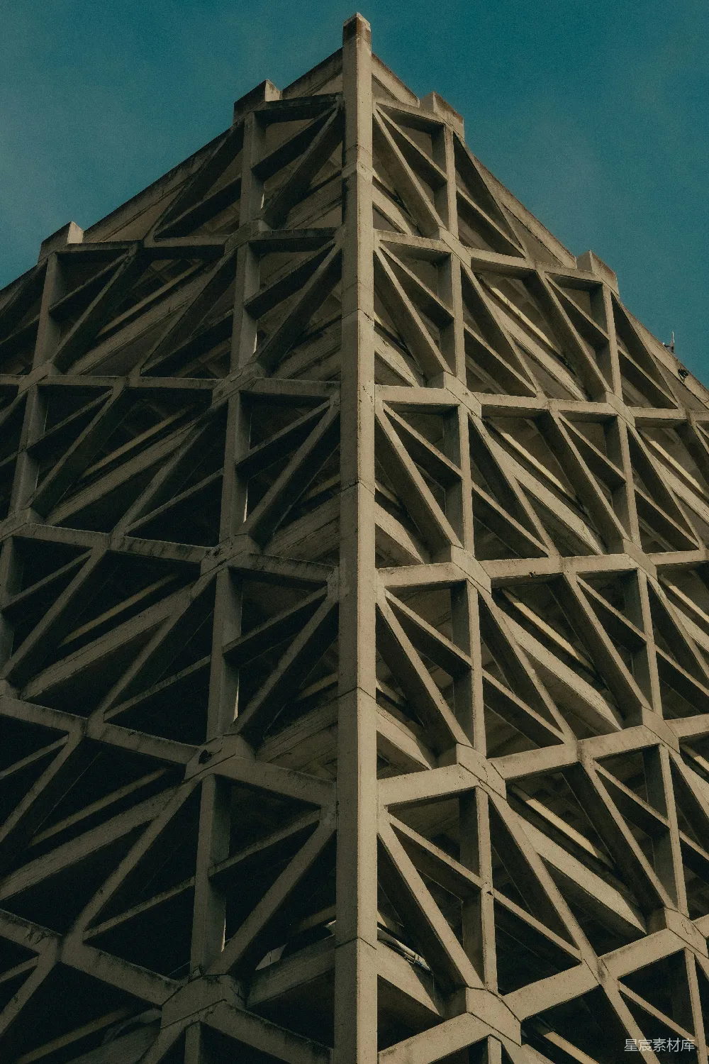 高清摄影  几何形状的混凝土建筑与蓝天相映成趣