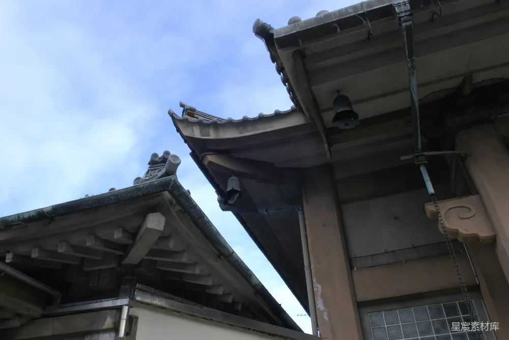 高清摄影  一座建筑物的屋顶，背景是天空。
