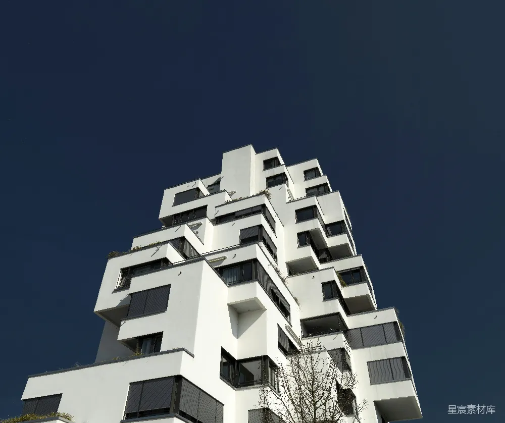 高清摄影  一座有阳台的高大白色建筑