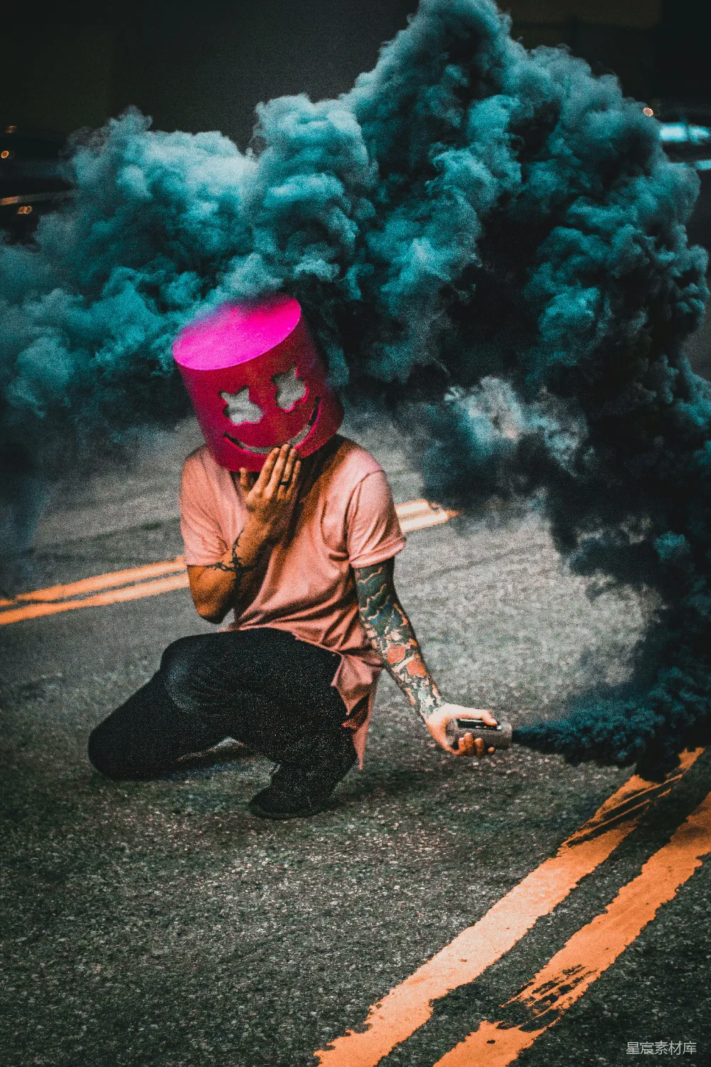 高清摄影 实验性 戴着口罩的人发出蓝色烟雾