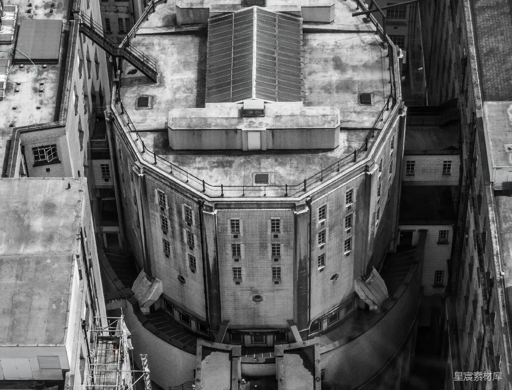 高清摄影  黑白色调的照片，展示了一栋建筑物。