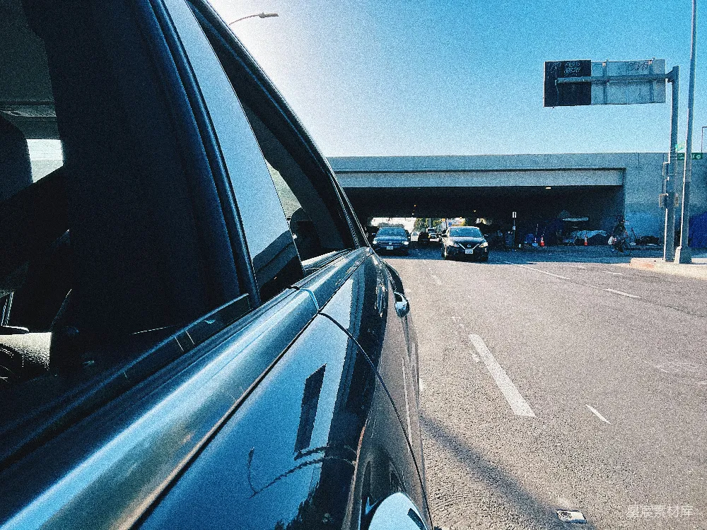 高清摄影  白天停在停车场的汽车