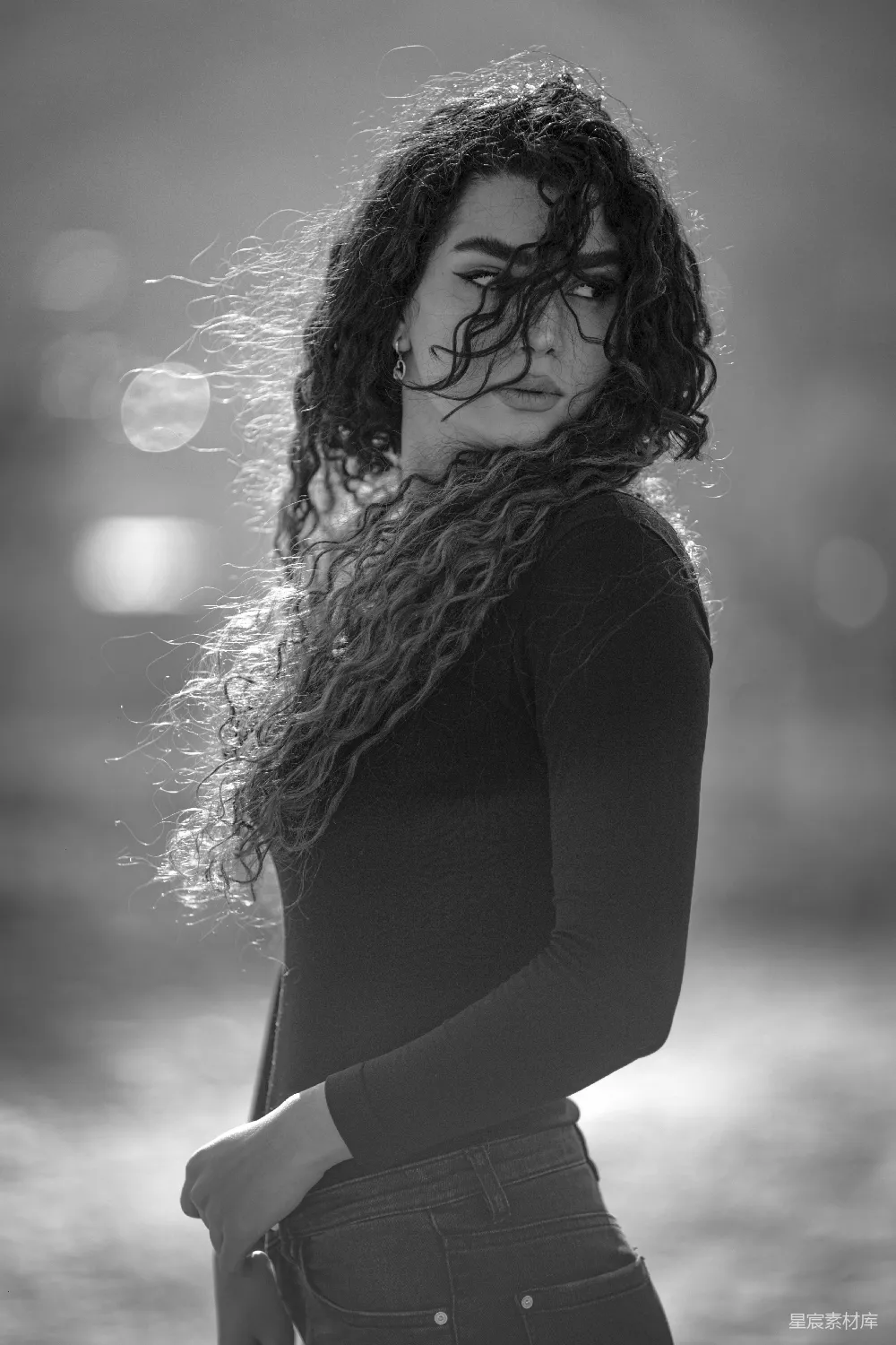 一个黑白照片中的 curly 头发的女性