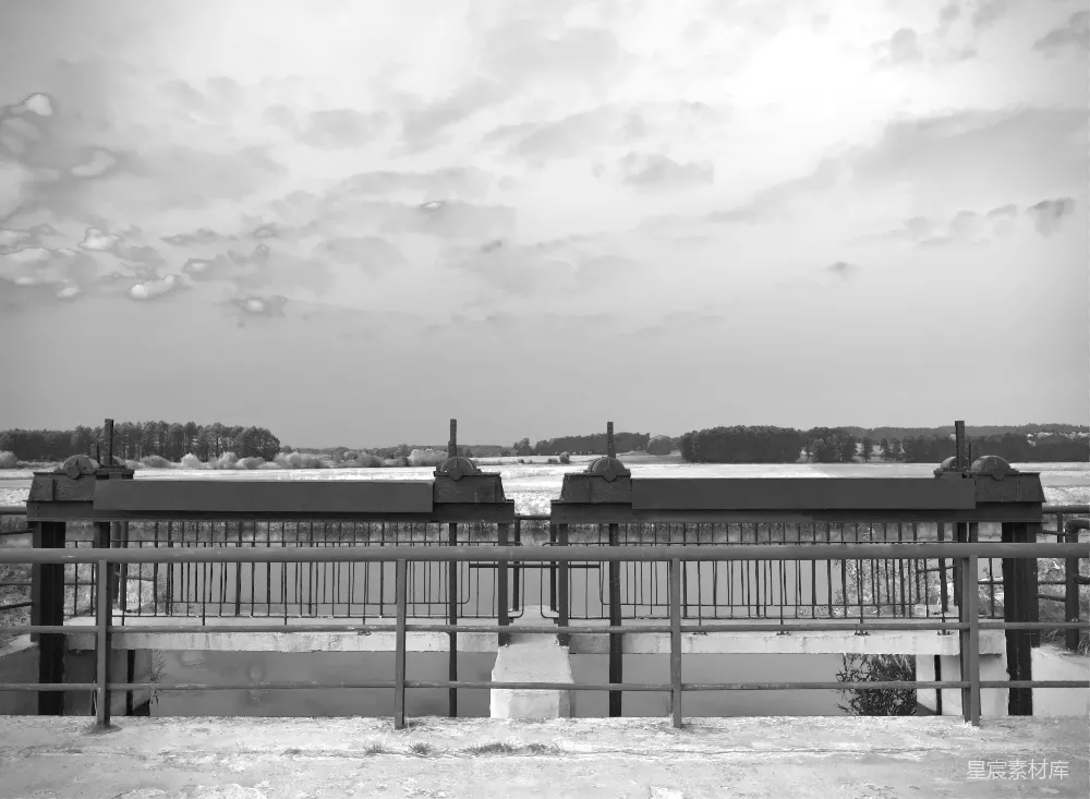 高清摄影  一座被围栏环绕的建筑