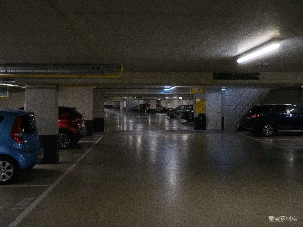 高清摄影  地下车库昏暗中停着的汽车。