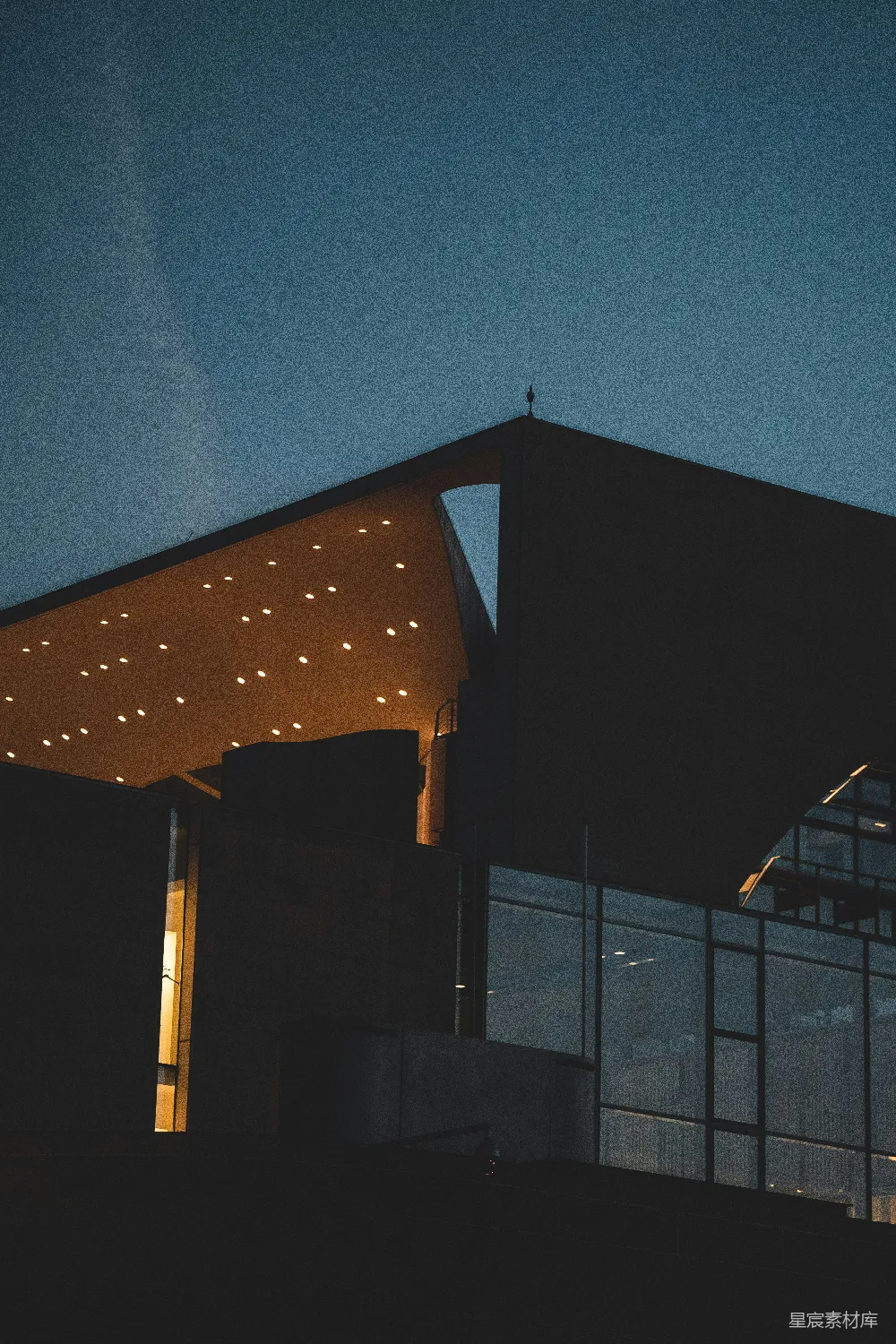 高清摄影  一座夜晚屋顶亮着灯的建筑