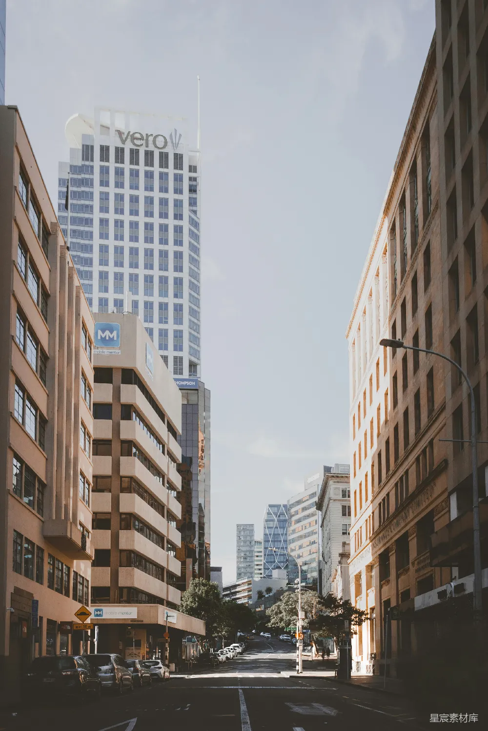 城市街道，背景是高大的建筑物。
