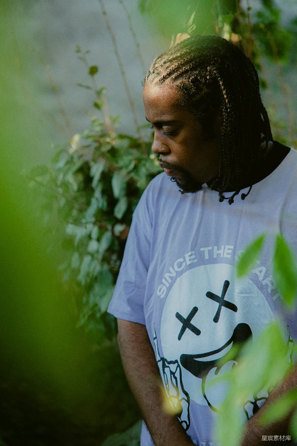 戴着耳机的男人