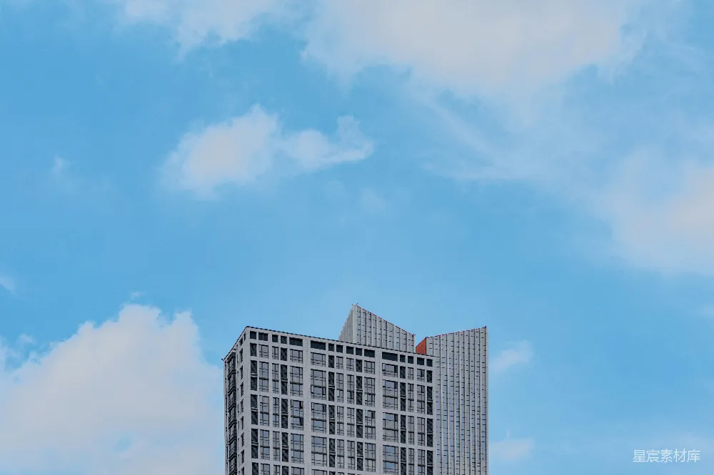 一座矗立在天空背景中的超高层建筑
