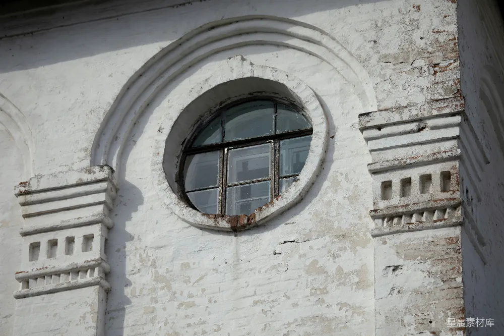白色砖砌建筑上的卵圆形开口