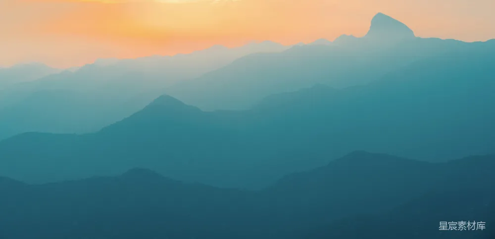 山间雾气的风景摄影