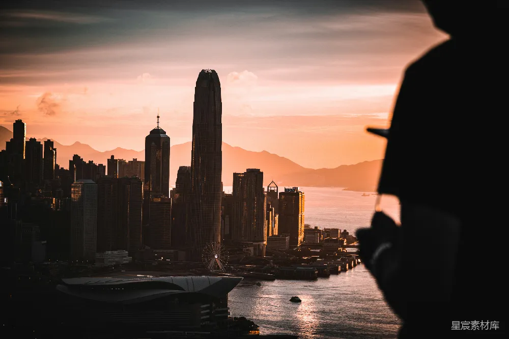 高清摄影  剪影中，一个人坐在船上，夕阳映衬着背景。