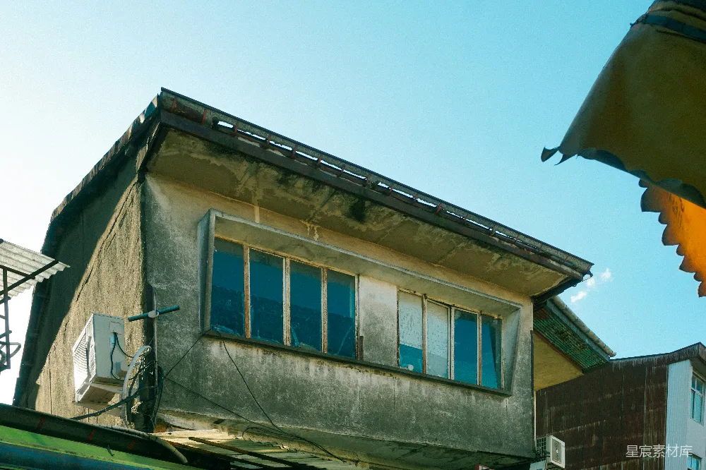高清摄影  一座古老、风化的建筑在晴朗的蓝天映衬下。