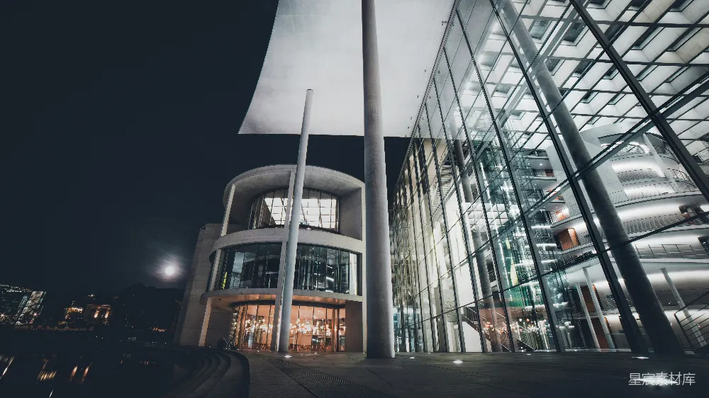 高清摄影  在夜间的一座白色混凝土建筑