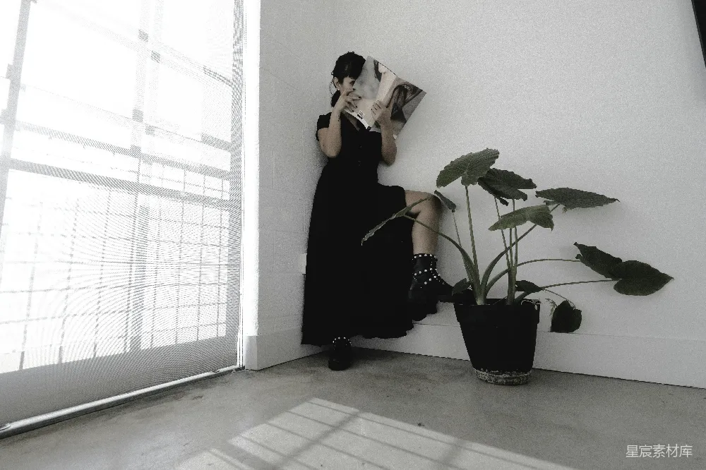 高清摄影  穿黑色连衣裙的女人在看书