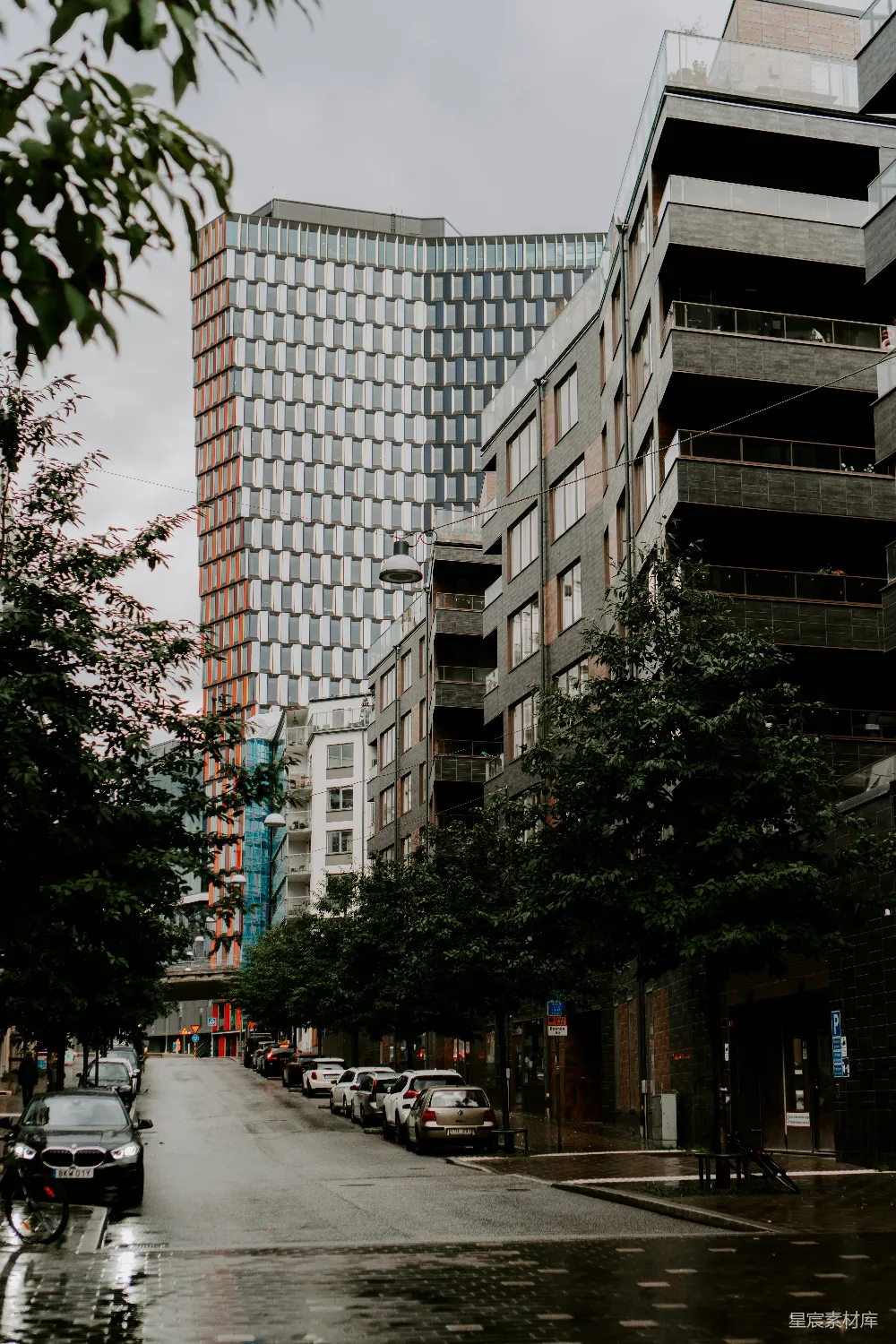 高清摄影 旅行 壁纸 一条街道，两边都是汽车和建筑物。
