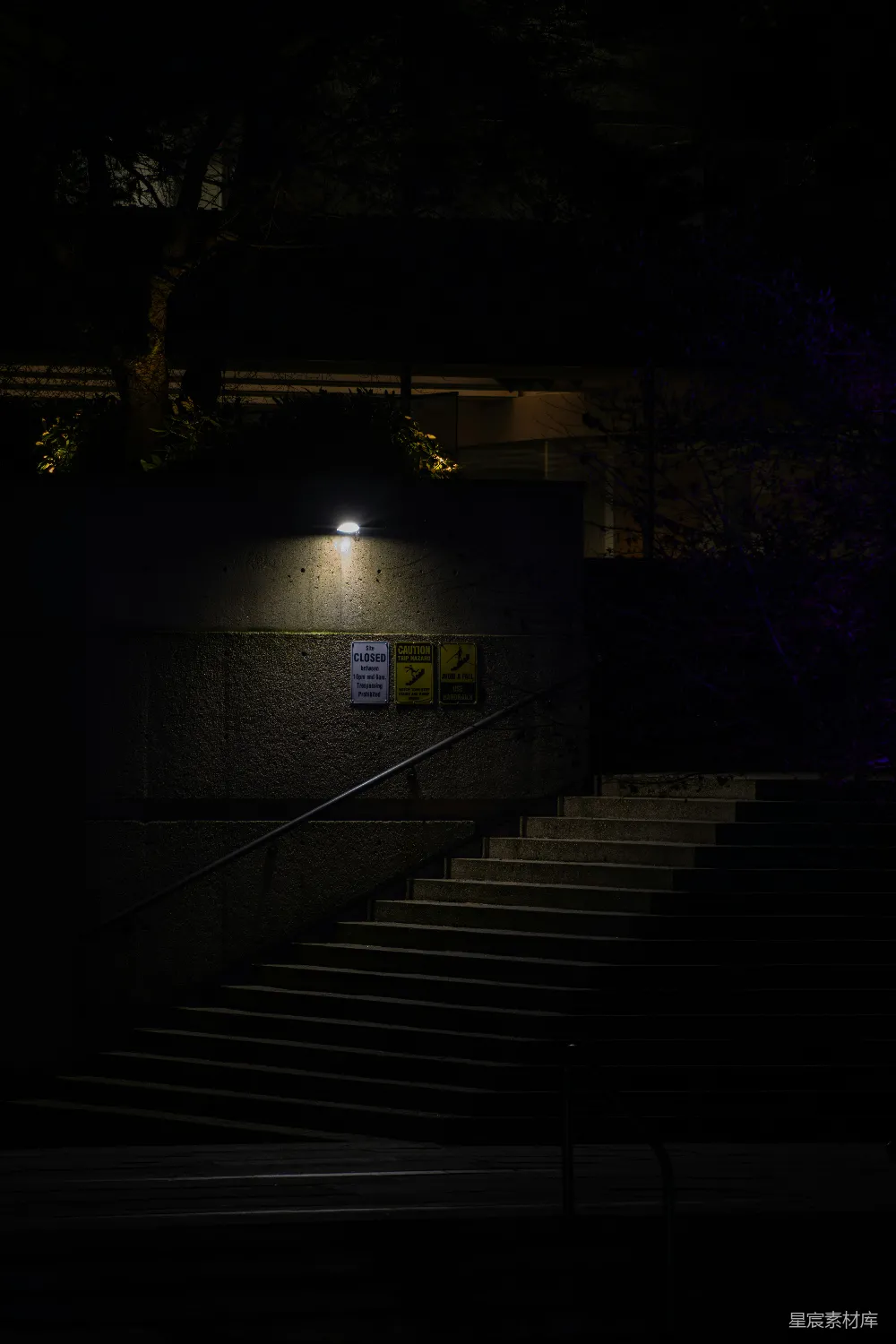 高清摄影 壁纸 实验性 旅行 春天 夜晚一盏灯照亮的楼梯