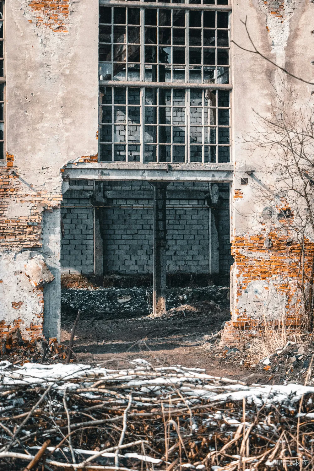 高清摄影  一座破旧的建筑，窗户破损不堪