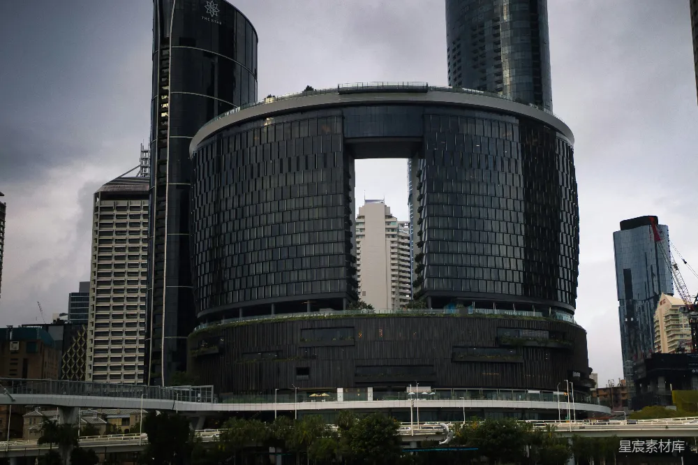 高清摄影  城市中的现代化圆形建筑，带有大窗户。