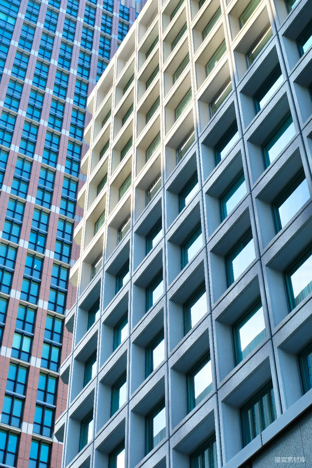 高清摄影  一座非常高的建筑物紧邻另一座非常高的建筑物。