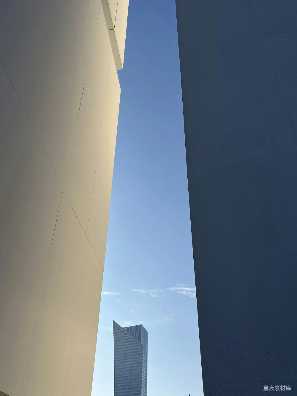 高清摄影  两栋高大的建筑物并排矗立。