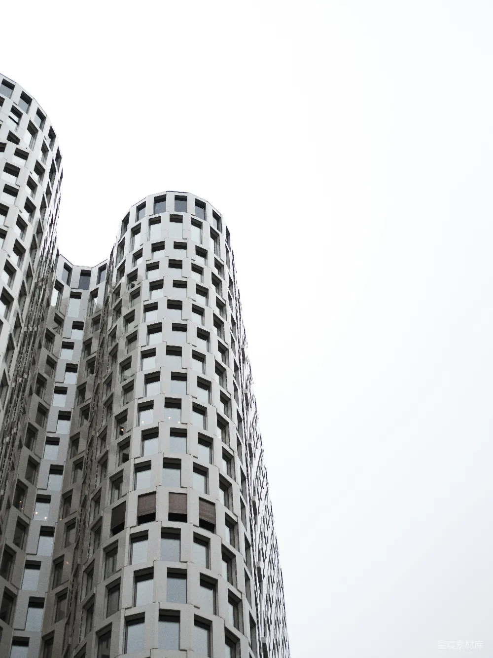 一座有许多窗户的高大建筑物