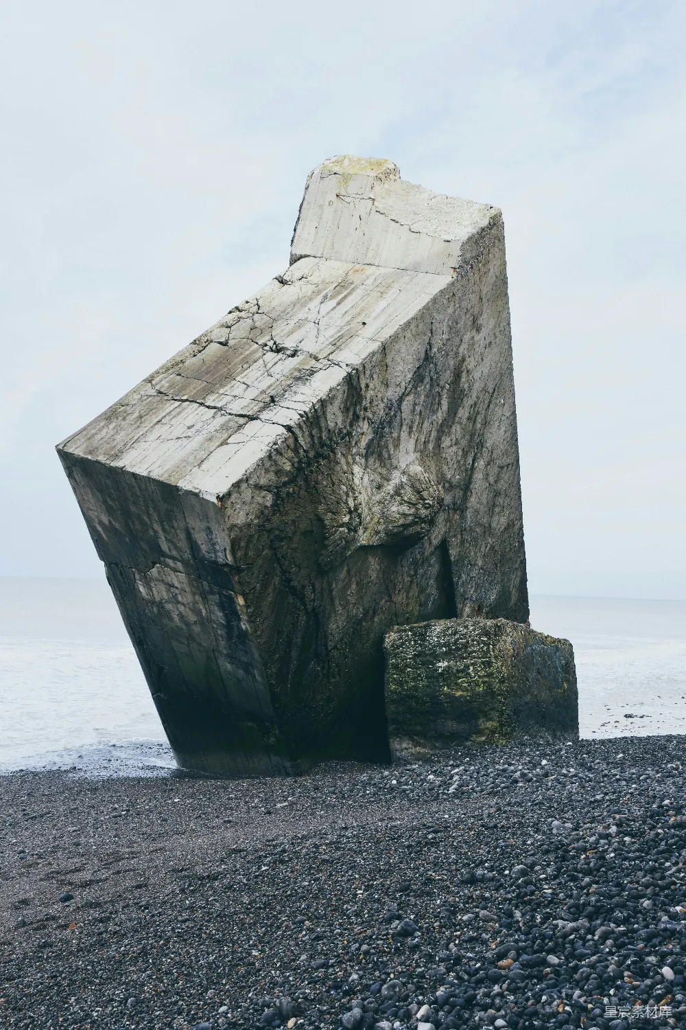 高清摄影  海岸上的灰石碑