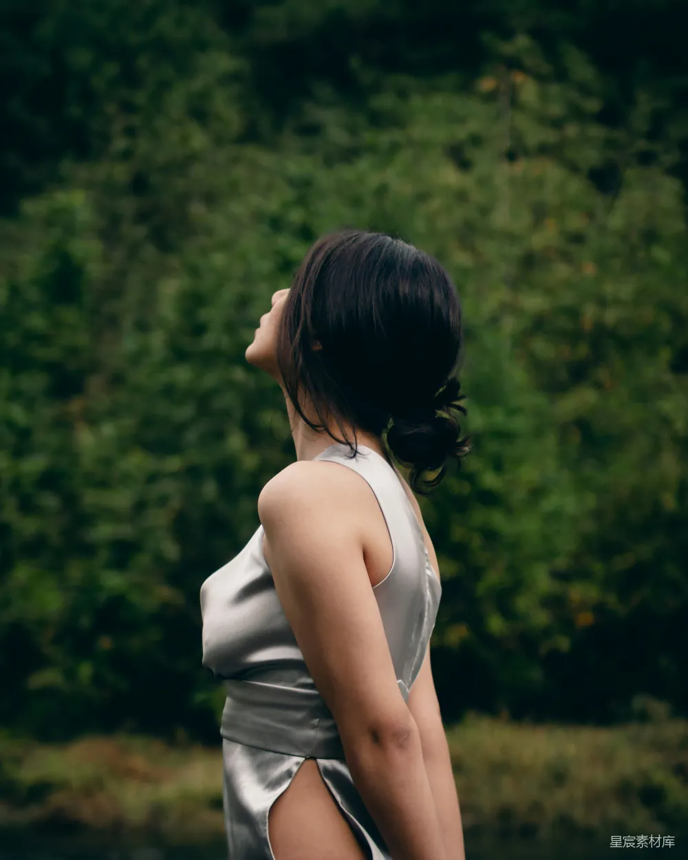 一个女人把手放在头上看着地面