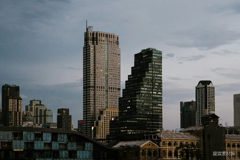 现代 skyscrapers 在傍晚时分的阴云背景下