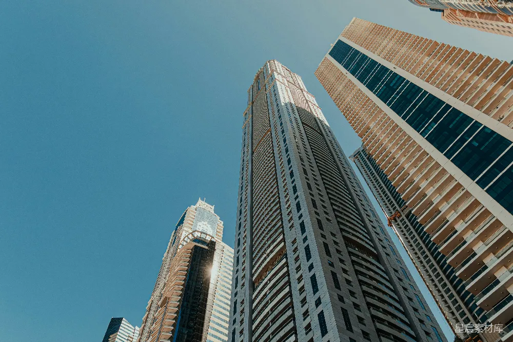 抬头望着城市中的高大建筑