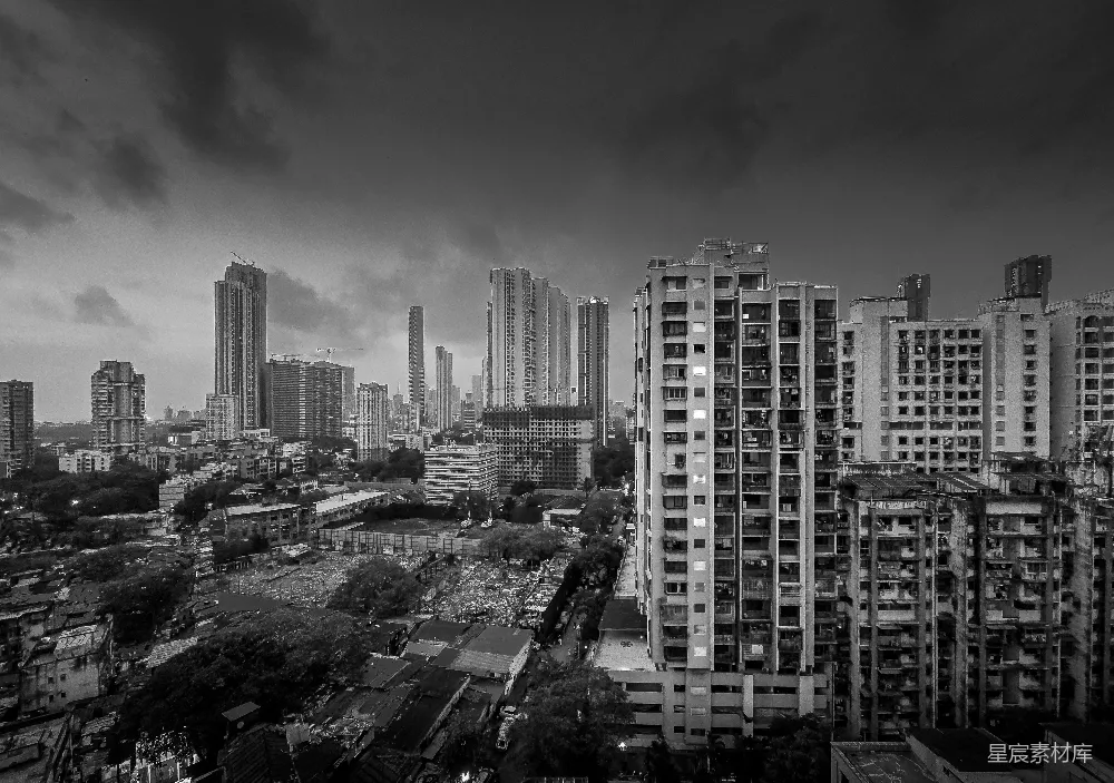 灰色的城市景观，高楼在阴云的天空下。