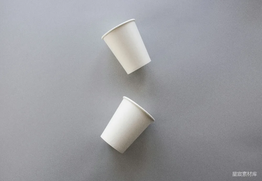 高清摄影  两个白色的塑料杯放在灰色的表面上