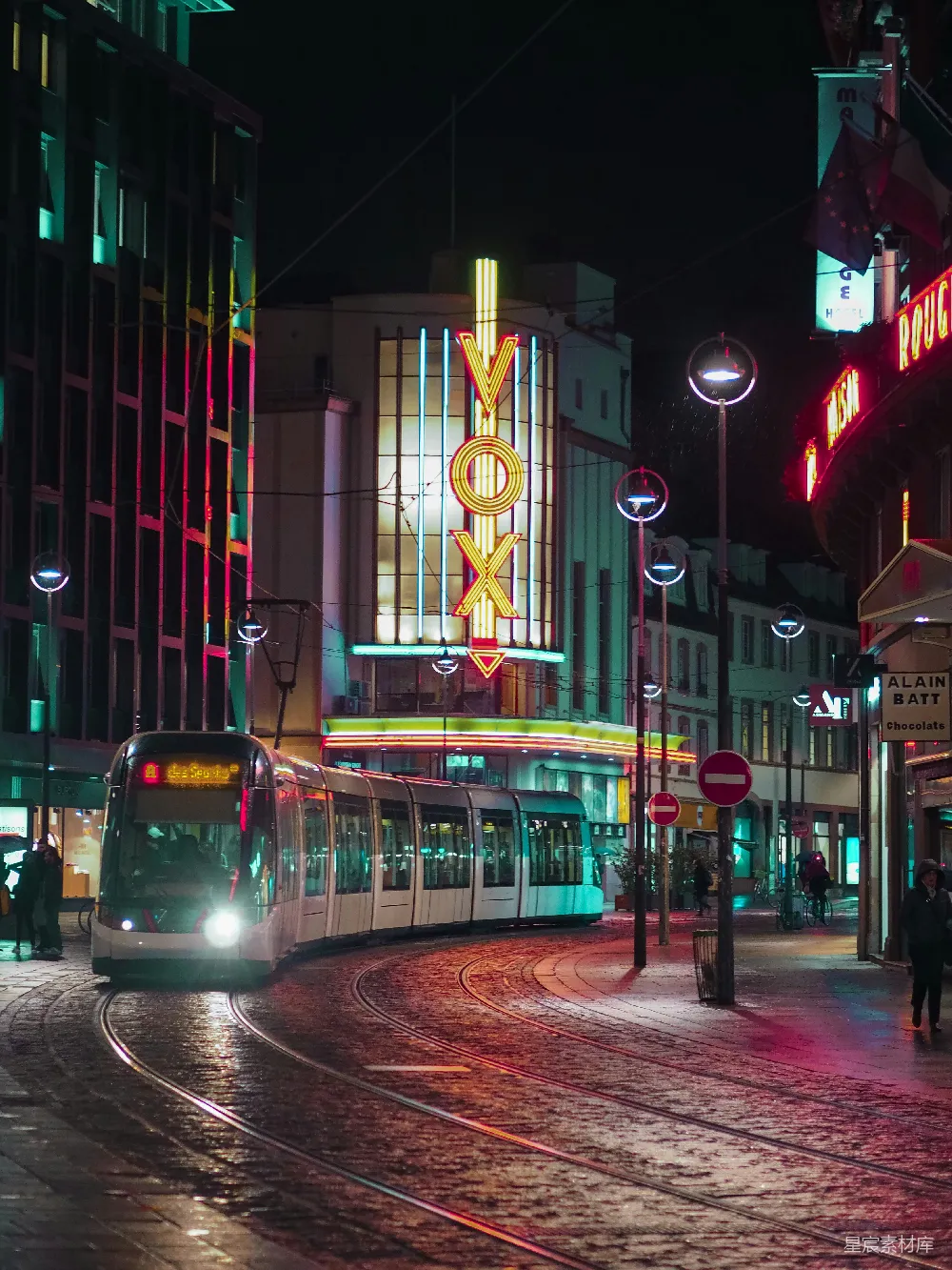 城市夜幕下的有轨电车