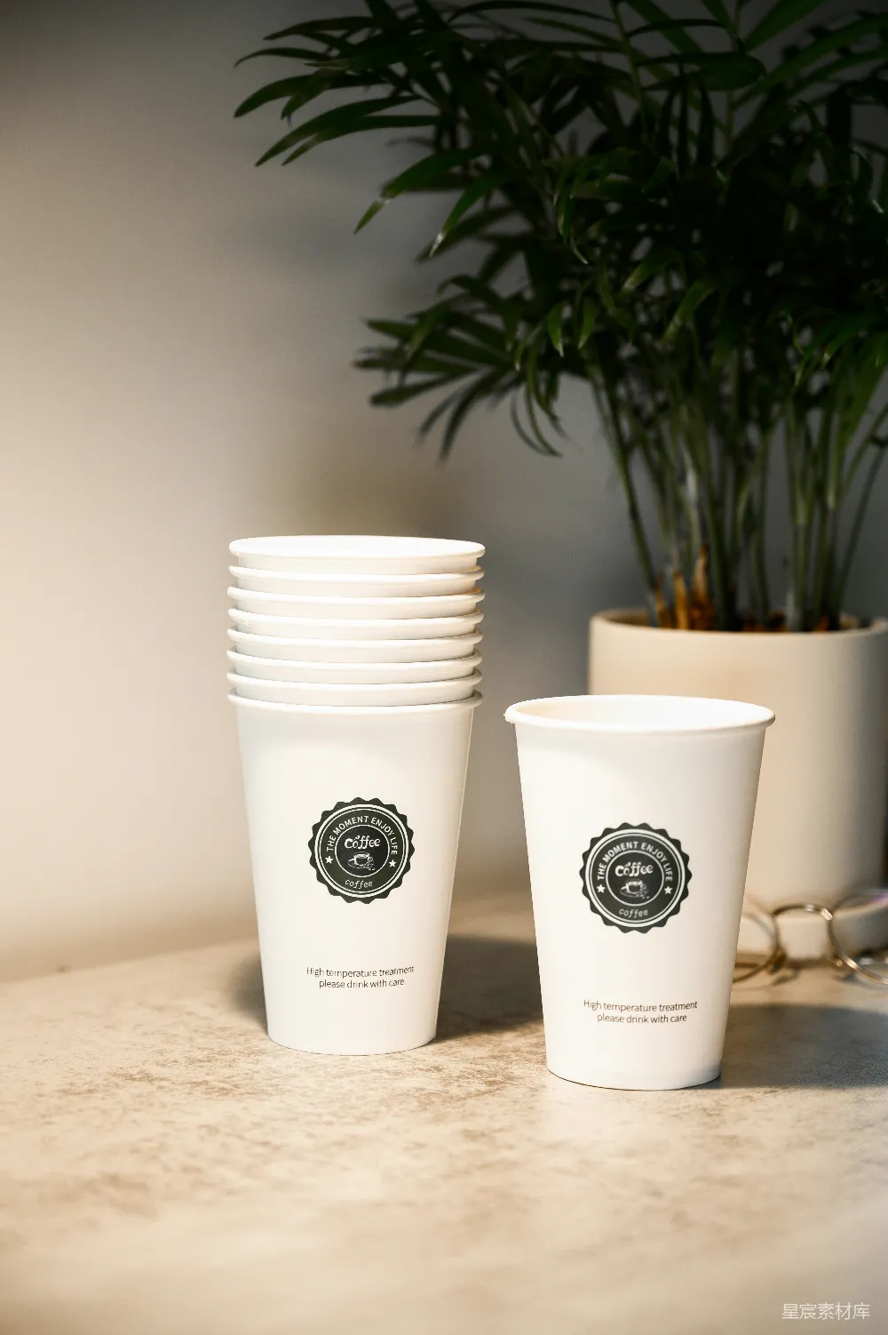 咖啡杯，来自www.yeehawprint.com。您可以通过我们的网站订购您自己的品牌咖啡杯。https://www.yeehawprint.com/products/custom-paper-cups