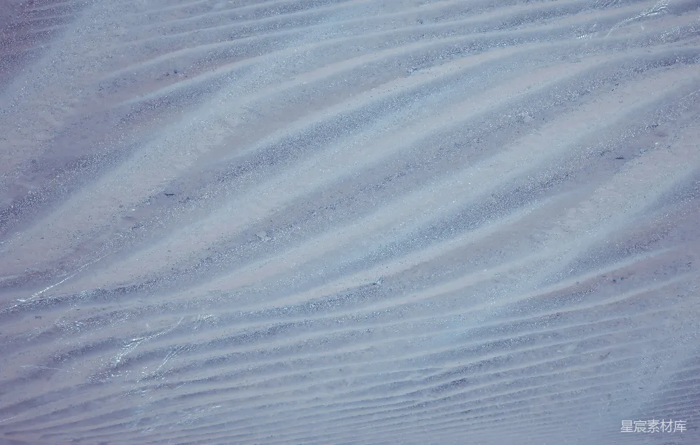 一个人滑雪沿着覆盖着雪的斜坡下滑