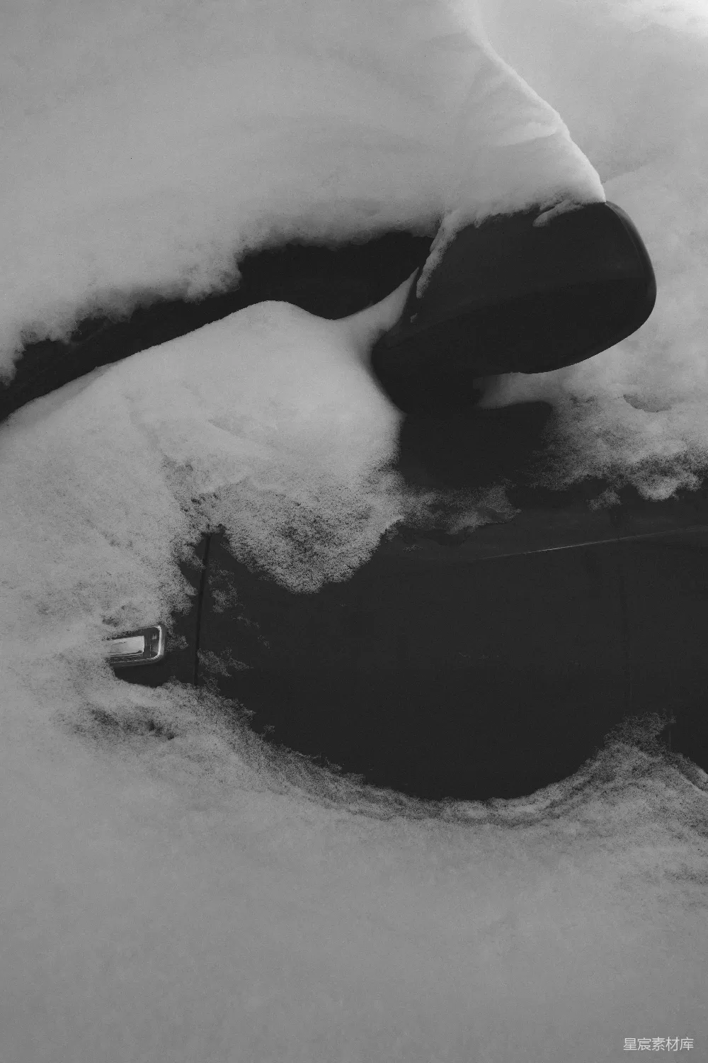 车门和侧镜被积雪覆盖。