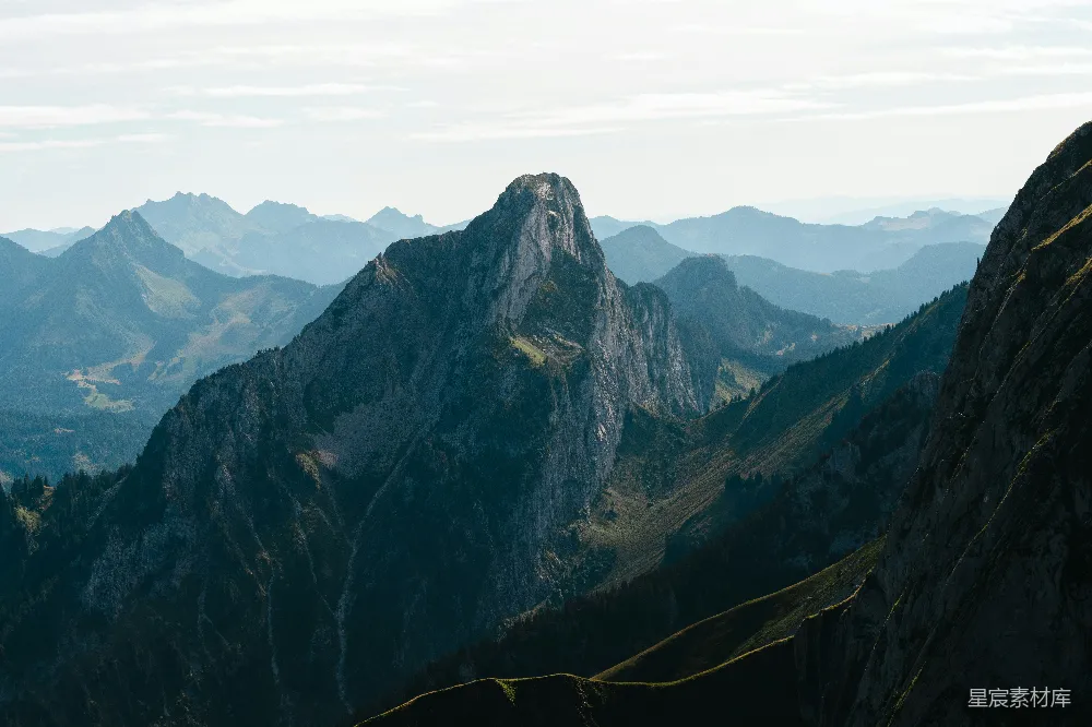 山顶上看的一片山脉景色