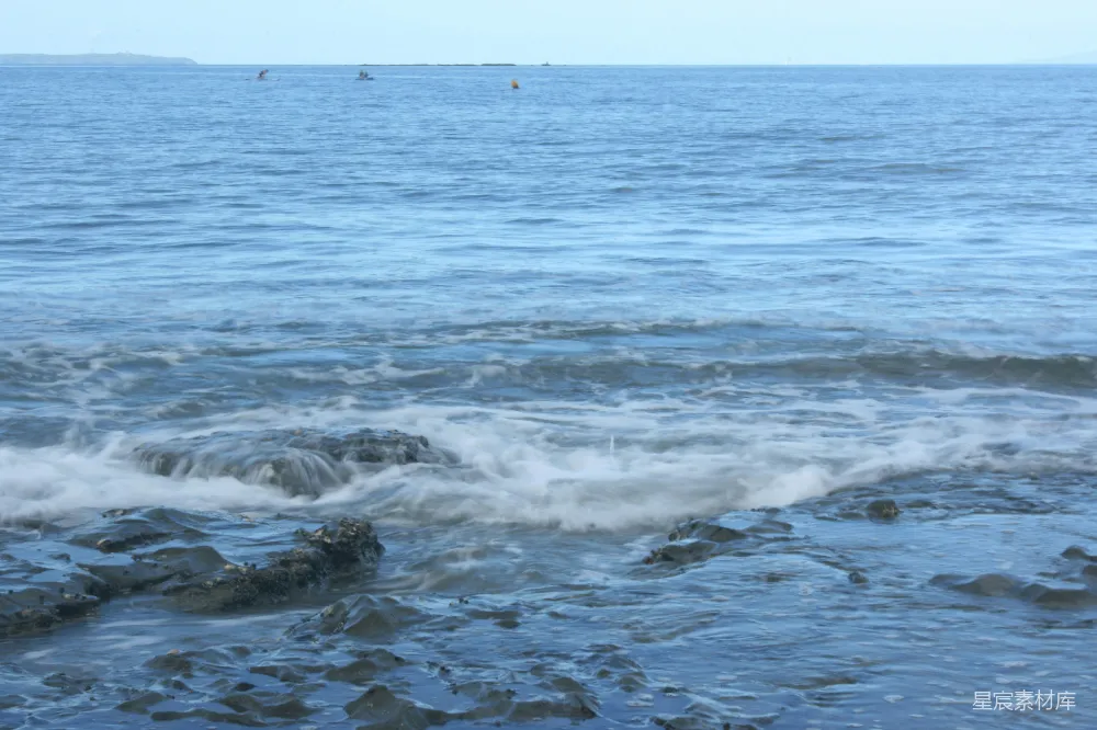 海浪拍打着岸边的岩石。