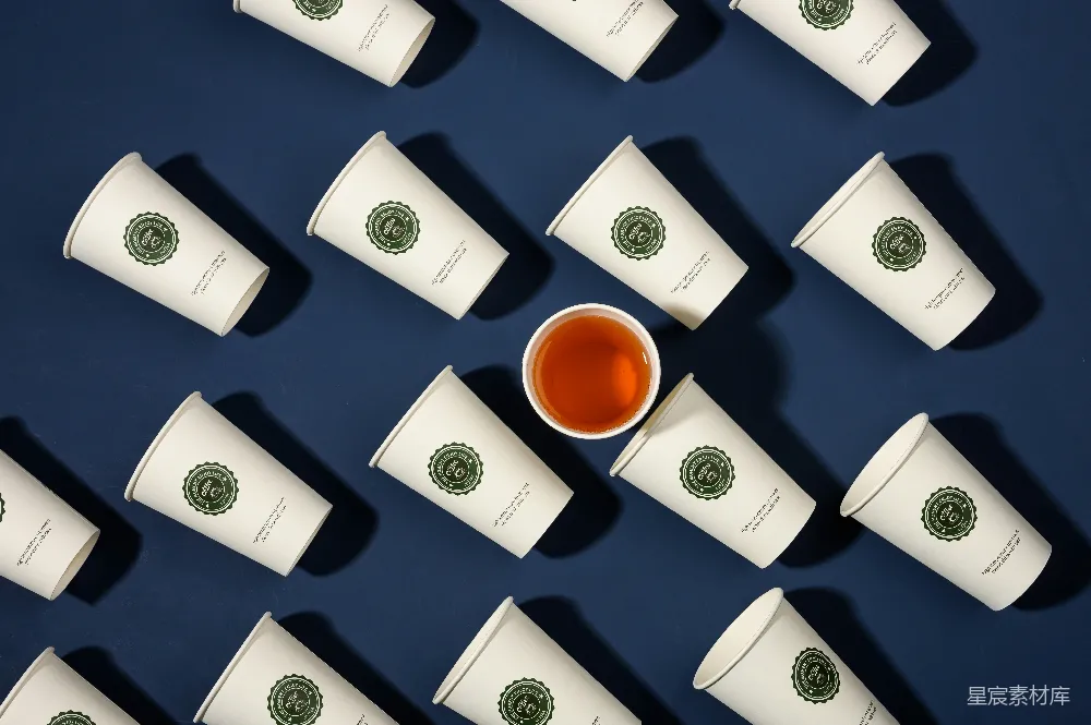 高清摄影  一杯茶周围有许多杯子。
