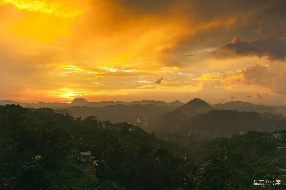 夕阳下的绿树与山峦