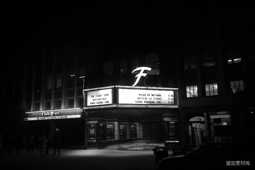 黑白电影中的灯火通明的剧院。