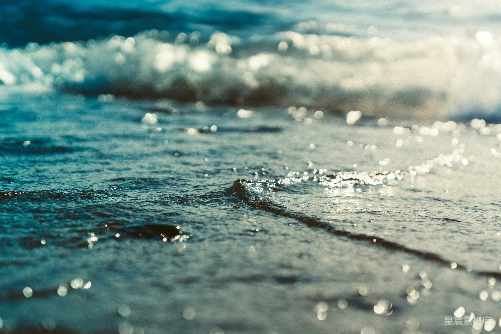 海滩上水和沙的特写镜头