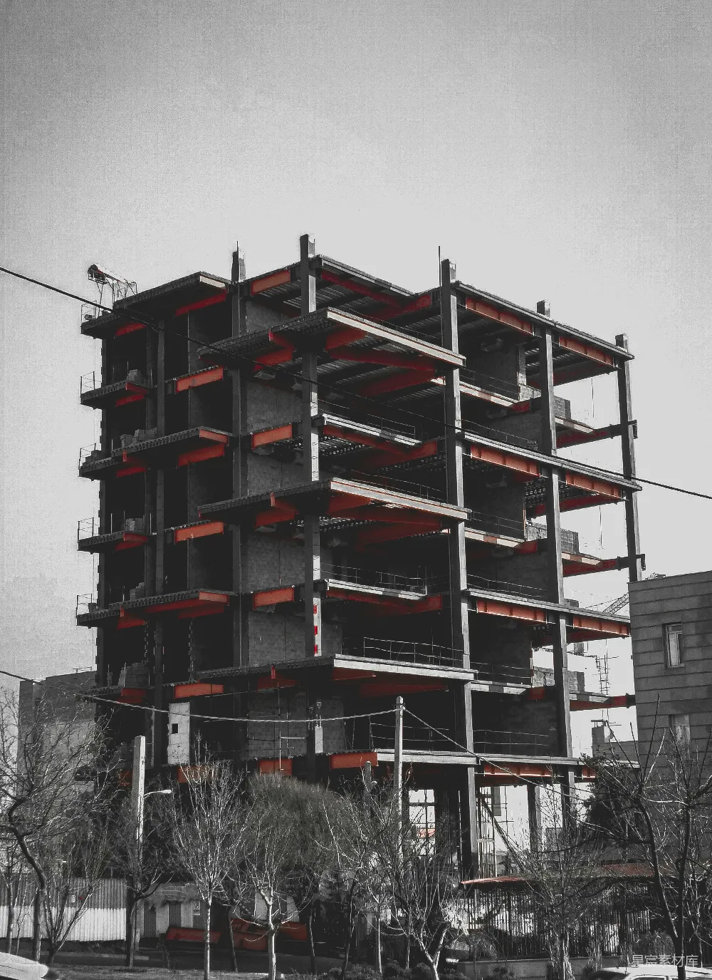 一栋有许多红色阳台的高大建筑