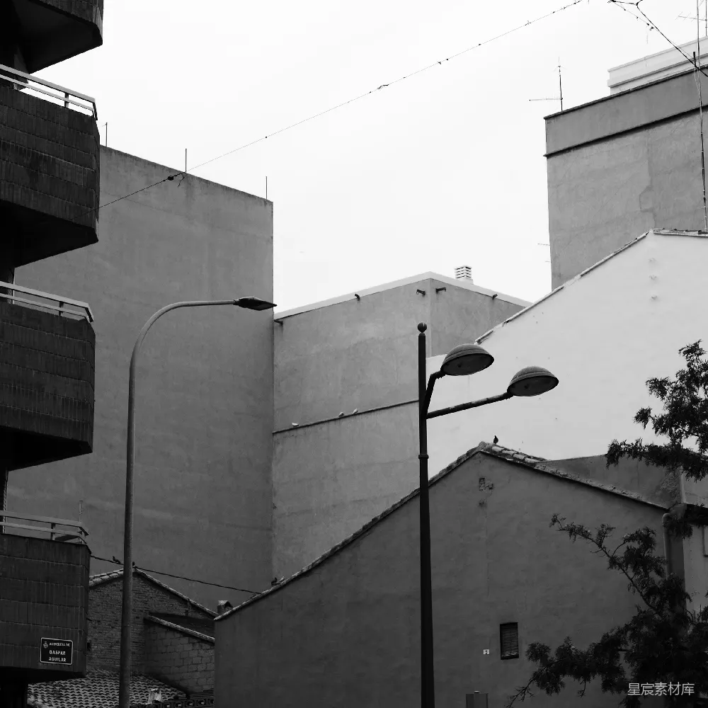 建筑物和街灯在灰暗的天空下矗立。