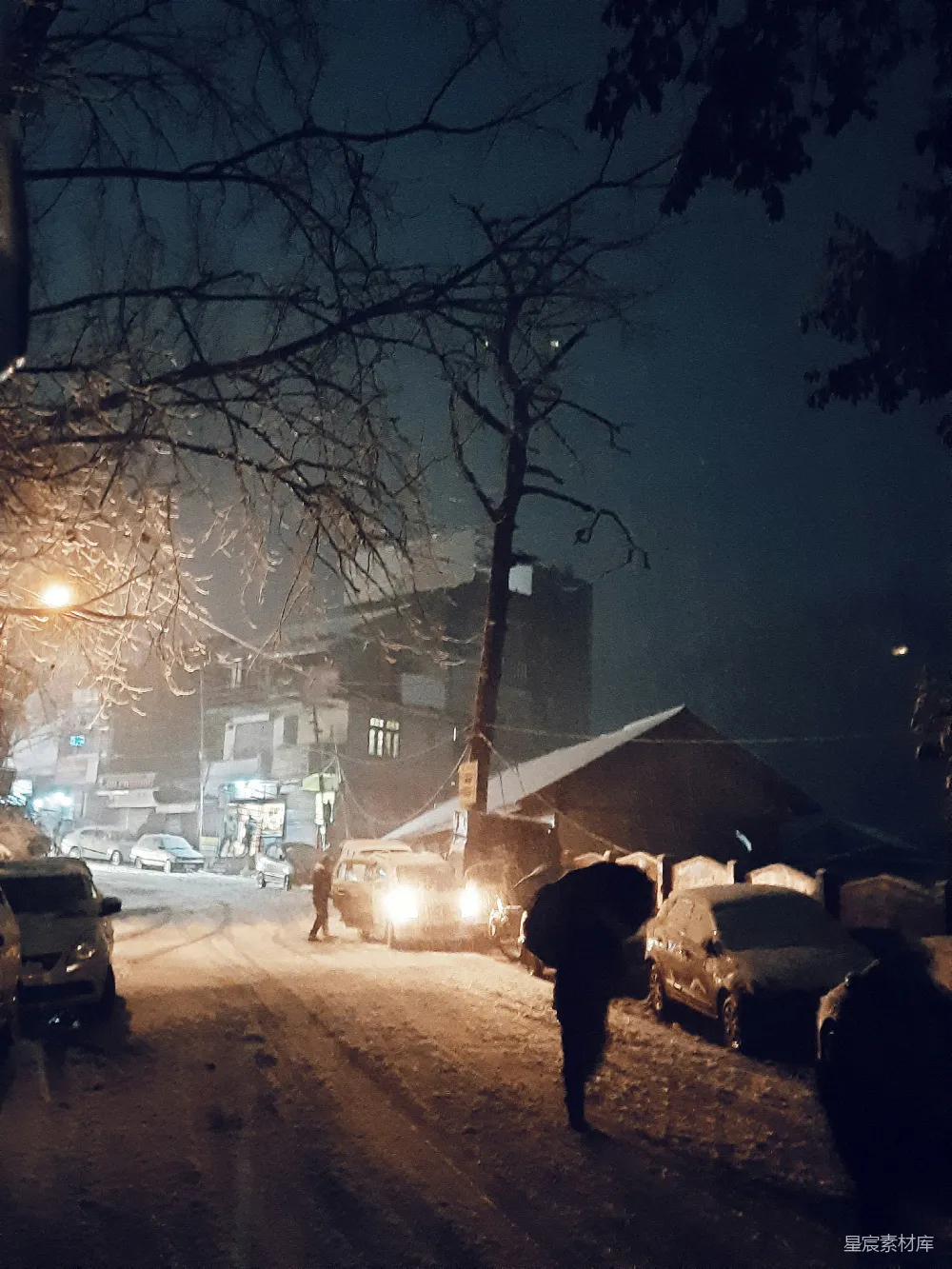 夜晚一个人走在覆有白雪的街道上